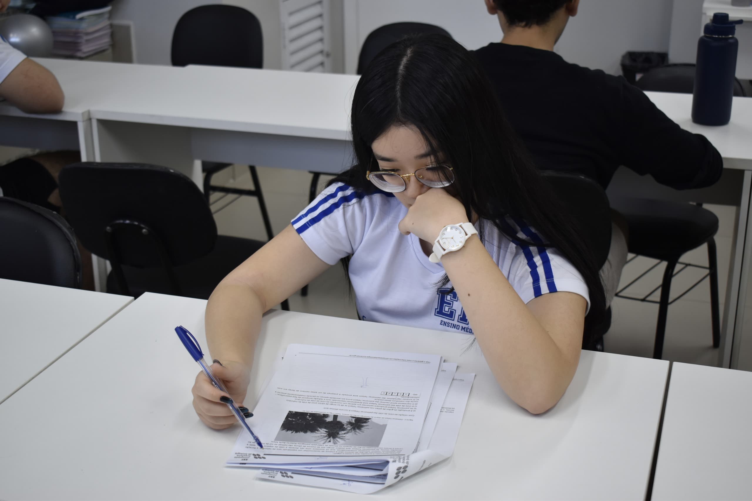 Alunos do Ensino Médio em atividade no Colégio Classe A