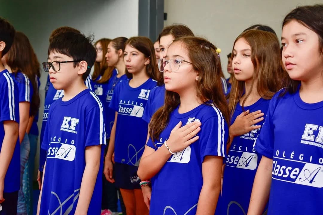 Alunos do Ensino Fundamental II em atividade no Colégio Classe A